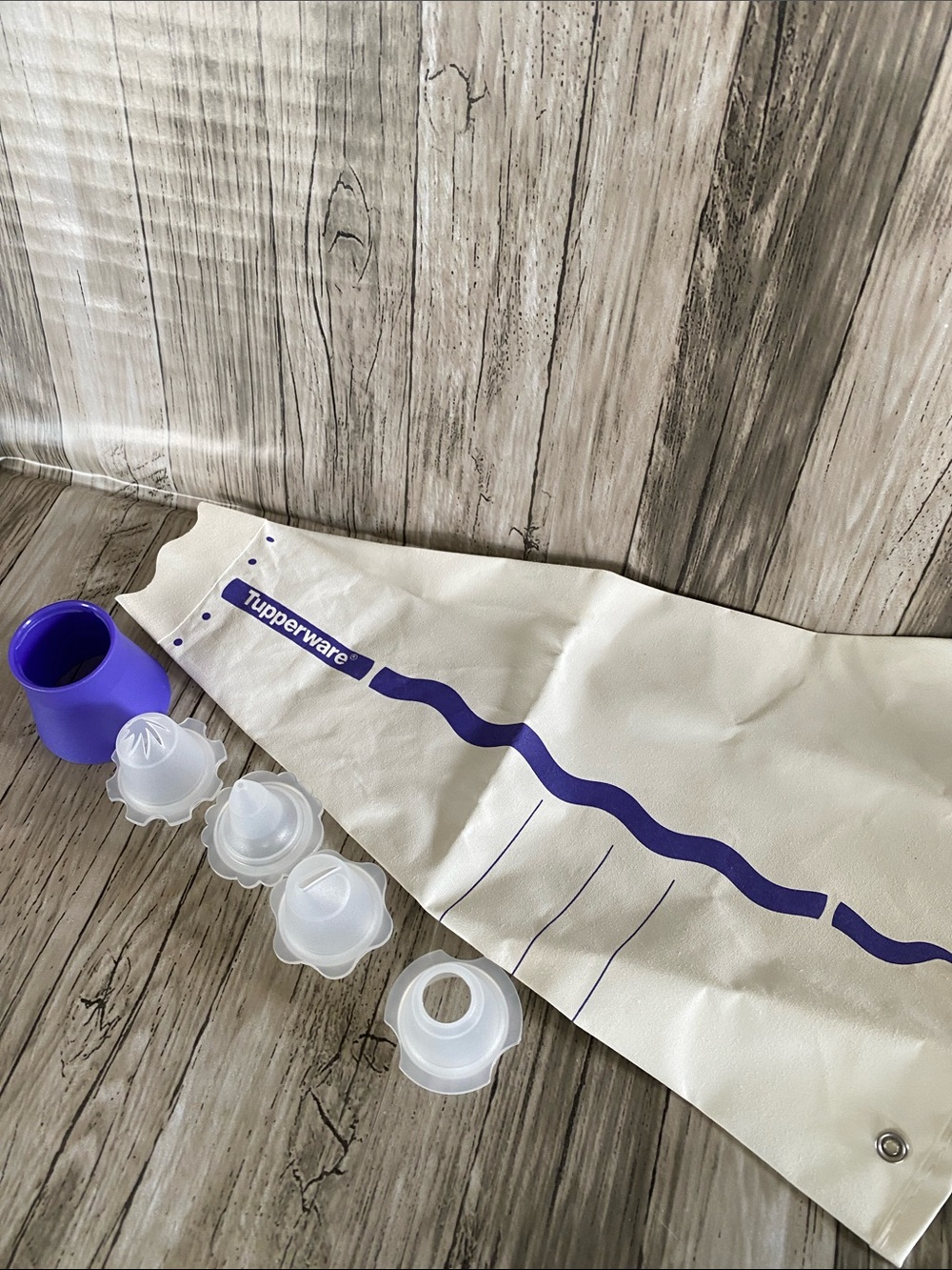 TUPPERWARE PIPING BAG— INCLUDES 4 SPOUTS